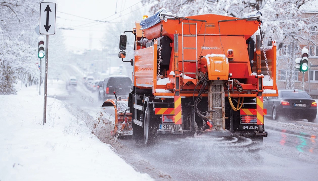 Соль, бетон, трава и металл: честный разговор о зимних реагентах Соль, бетон, трава и металл: честный разговор о зимних реагентах